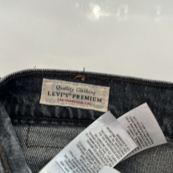 Levi’s women’s jean shorts size 29w - Picture 2 of 3